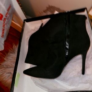 Ladies boots 3.5 heel height comes with the original box